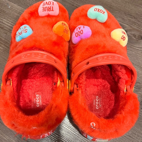 Sweatheart Crocs FUZZY - Picture 6 of 8